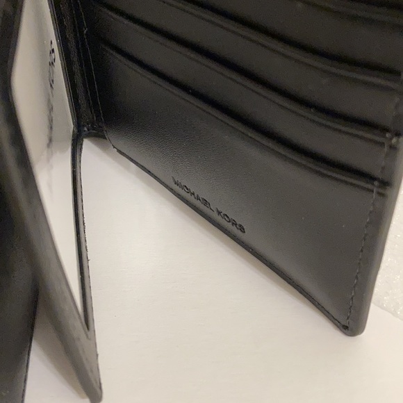 MICHAEL KORS
Cooper Pebbled Leather Billfold Wallet With Pass case navy blue - Picture 9 of 10